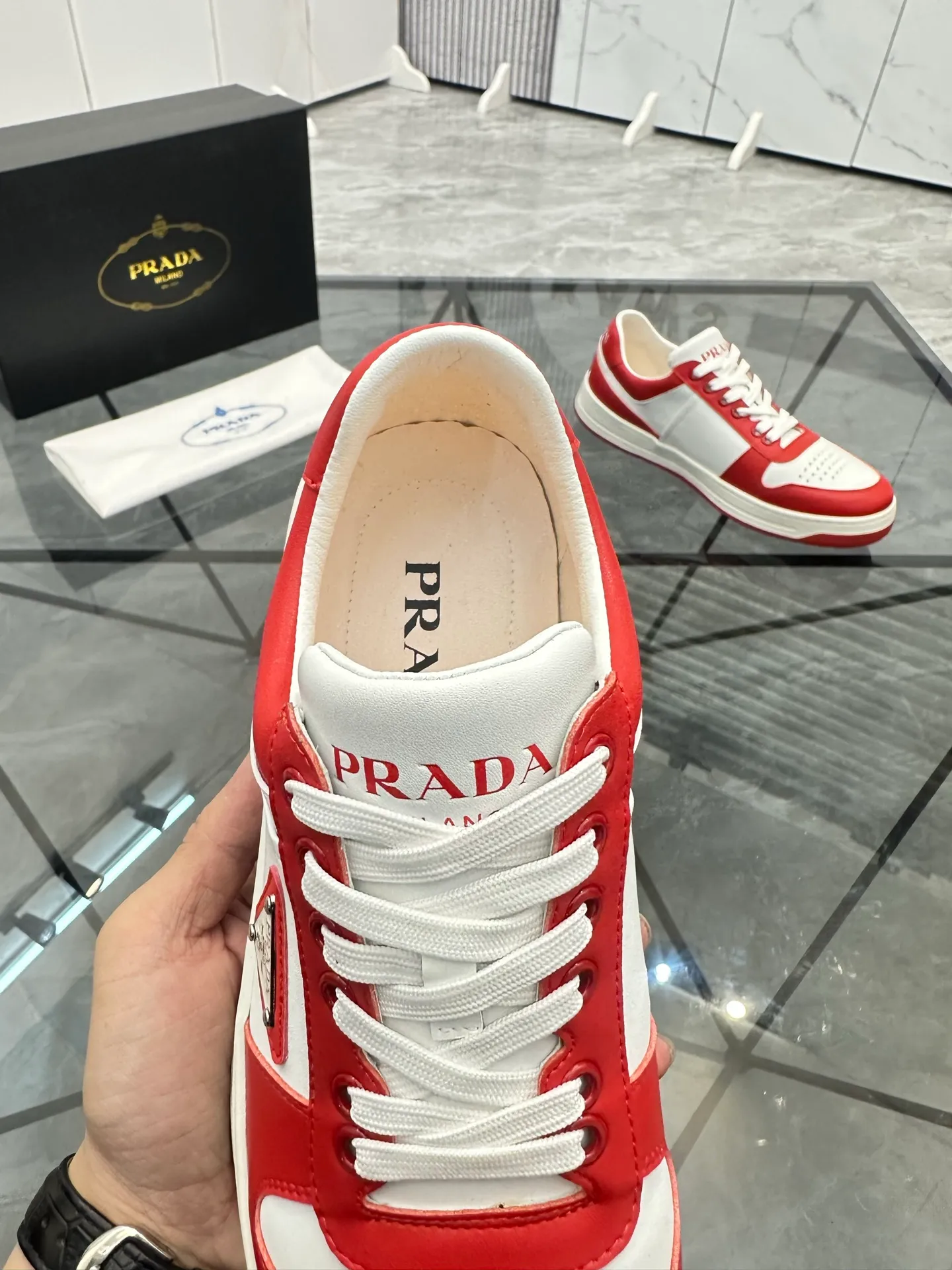 Men's shoes: 💰P400¥ Product trademark: Prada *"Prada*" low-top casual shoes Regular size: 38-44 (can be customized to 45) Product materials: imported cowhide upper, sheepskin lining, original outsole. Number: 020